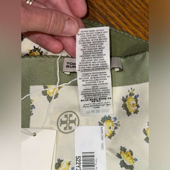 RARE Tory Burch NWT Garden Rose Print Square 100% Silk Scarf Neckerchief - Picture 5 of 7